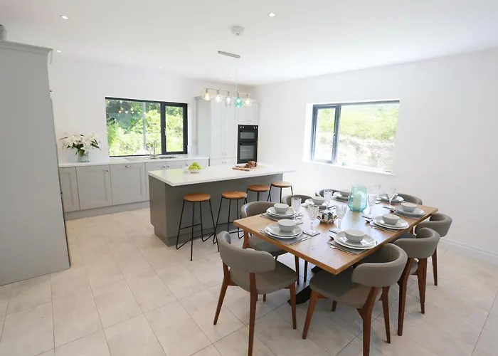 Luxury 6 Bedroom Spiddal Villa, Jacuzzi, Balcony